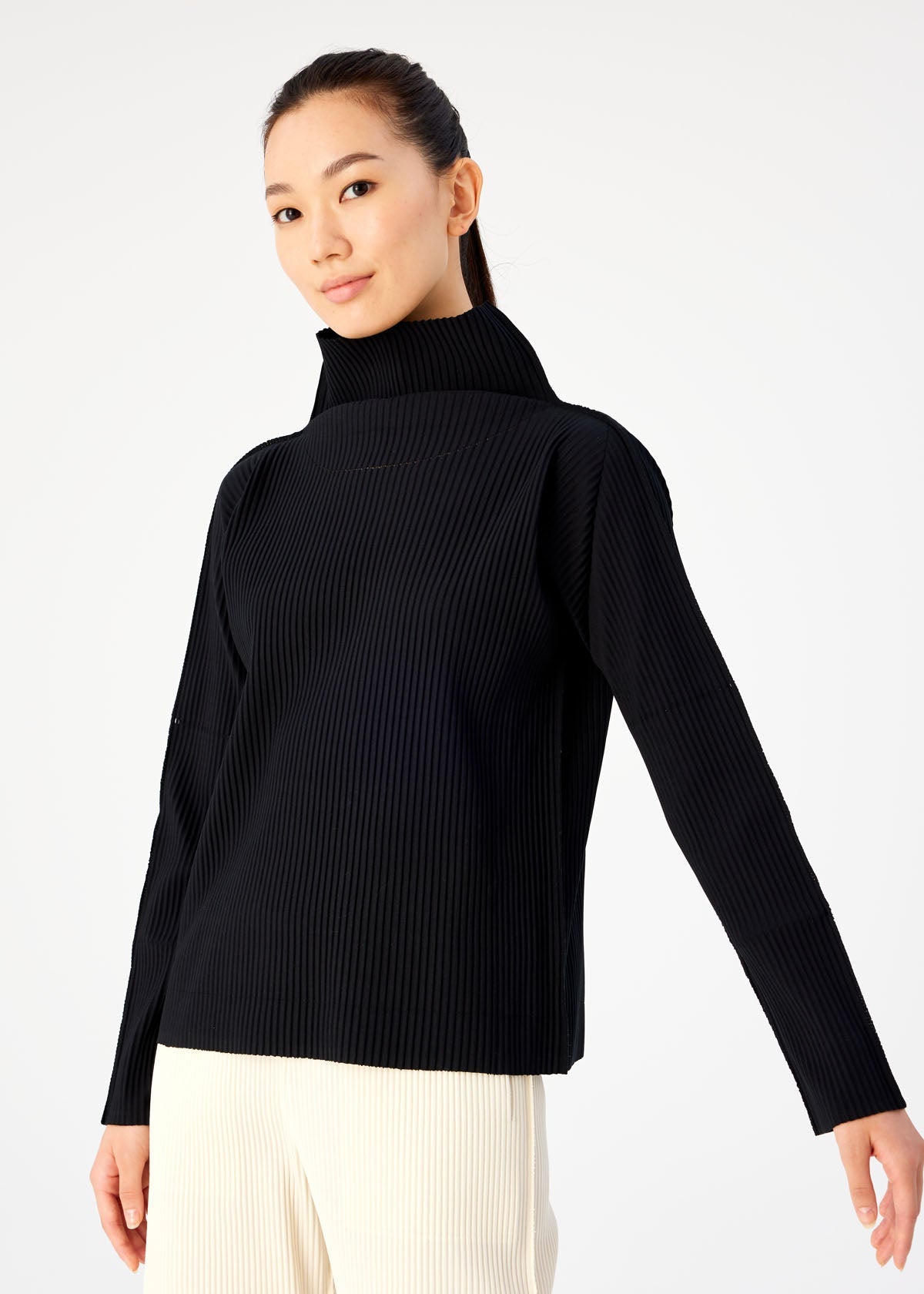 me ISSEY MIYAKE FINE KNIT PLEATS BLACK TOP