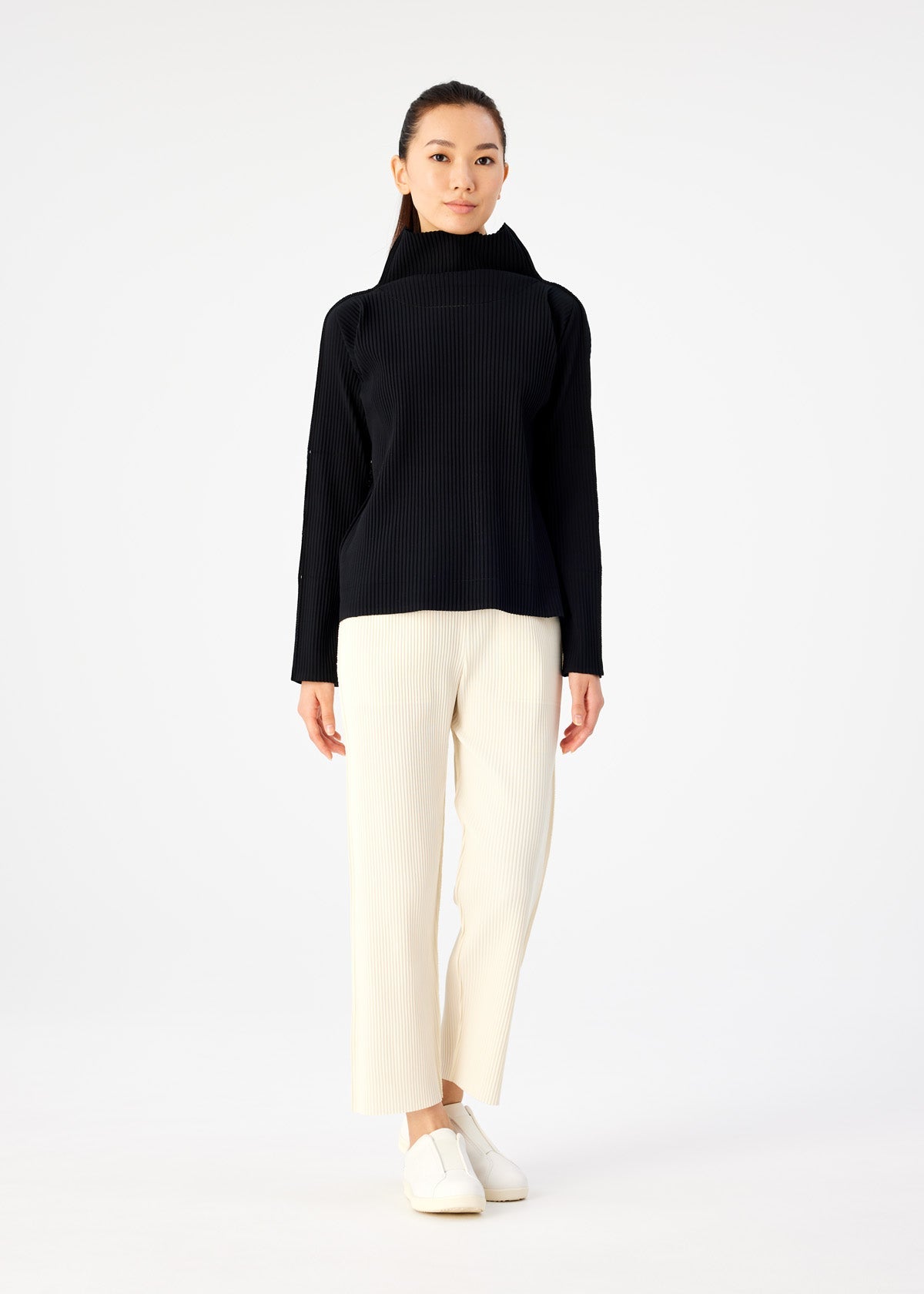 me ISSEY MIYAKE FINE KNIT PLEATS BLACK TOP